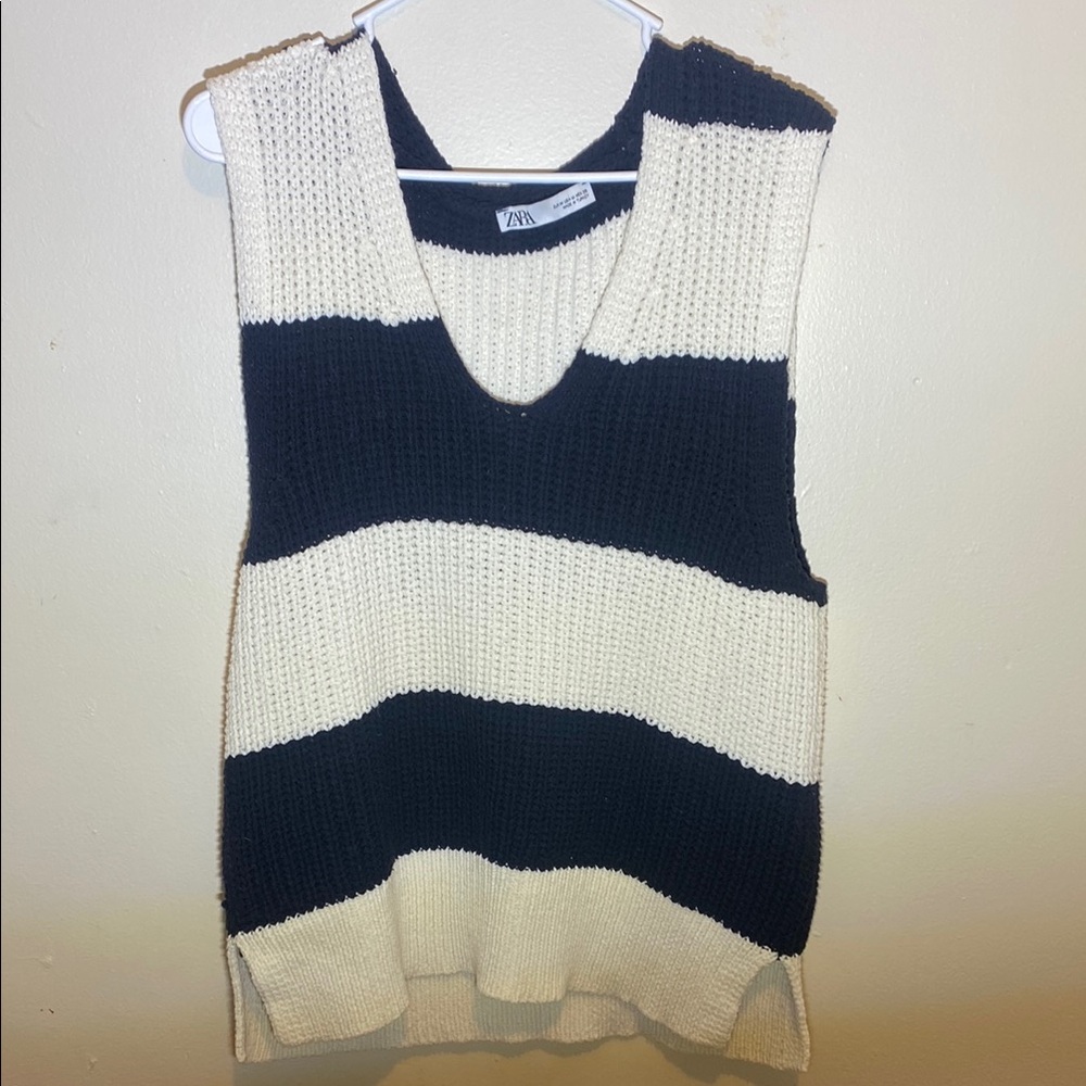 Zara Black and White V-Neck Sweater